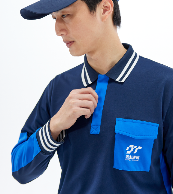 紺とブルーを基調としたユニフォームを着た男性が、襟元に手を添えている写真