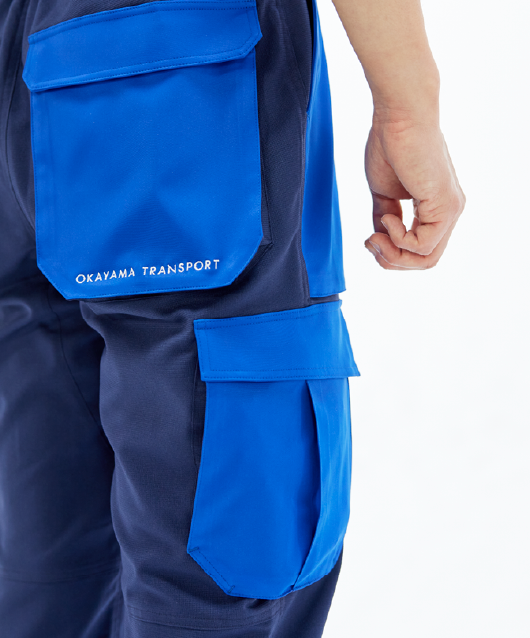 紺とブルーを基調としたユニフォームを着た男性の腰回りの写真